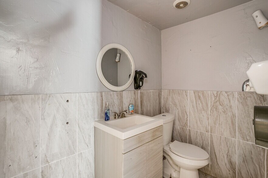 More Photos Of 8901 Jacksboro Hwy, Lakeside Restaurant For Lease