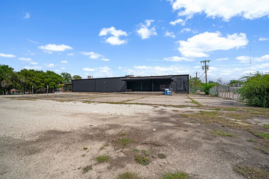 More Photos Of 7503 Harlow Dr, San Antonio Freestanding For Lease