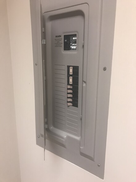 More Photos Of 232-236 Industrial Park Dr, Commerce Office For Lease