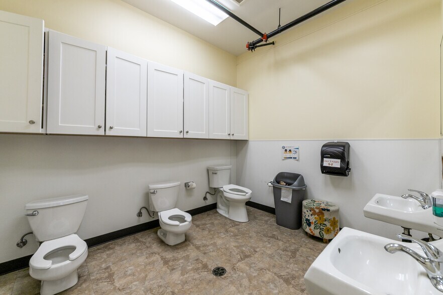 More Photos Of 700 E Green St, Pasadena Storefront For Lease