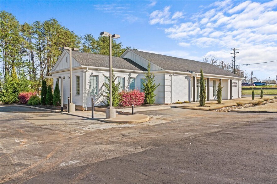 More Photos Of 100 Inman Rd, Lyman Office For Sale