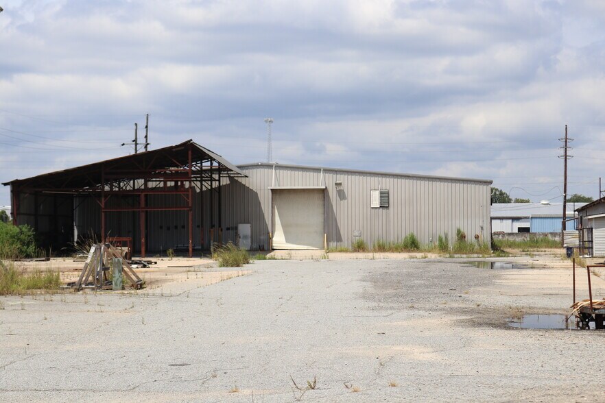 More Photos Of 2-4 N Gill St, Hazlehurst Manufacturing For Lease