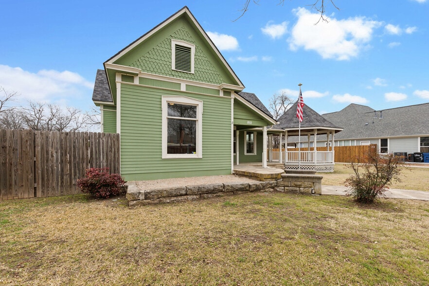 More Photos Of 512 N Travis St, Granbury Hospitality For Sale