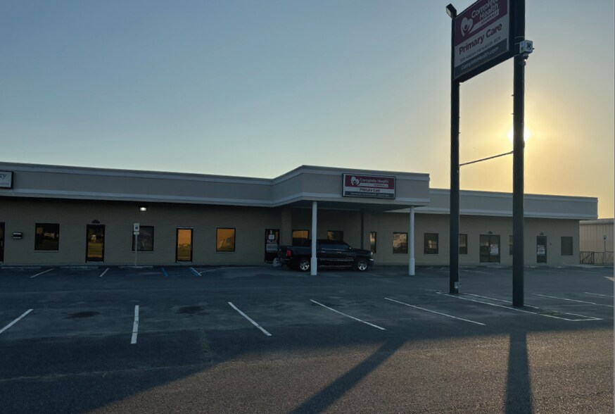 Primary Photo Of 3919-3931 Veterans Memorial Pky, Adamsville Freestanding For Lease