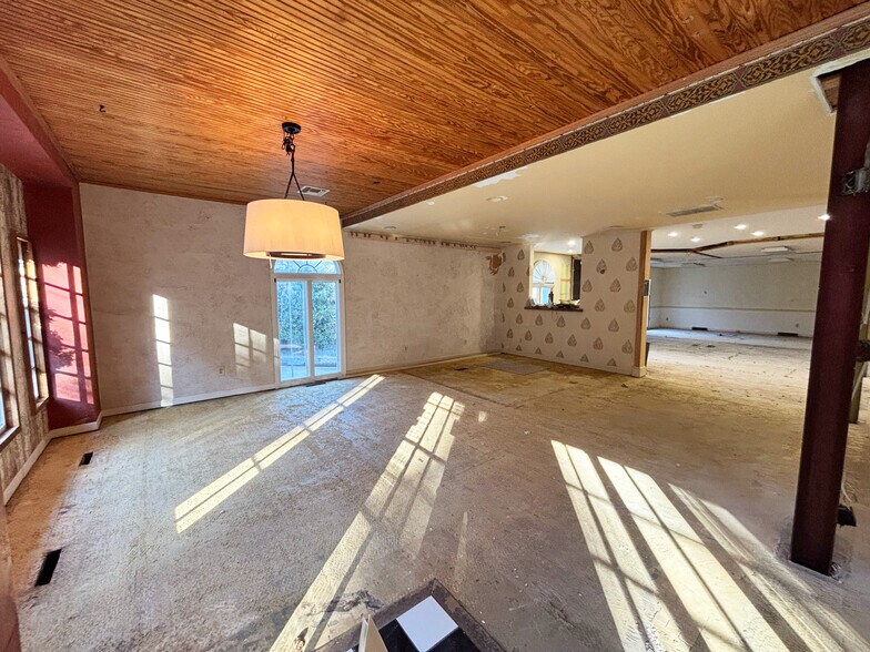 More Photos Of 435 West End Blvd, Winston-Salem Freestanding For Lease