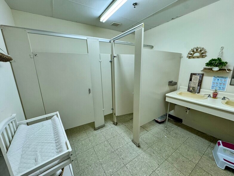 More Photos Of 3200 Roosevelt Blvd, Middletown Unknown For Lease