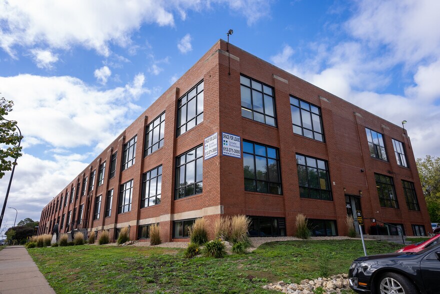 More Photos Of 1621-1701 E Hennepin Ave, Minneapolis Loft Creative Space For Lease