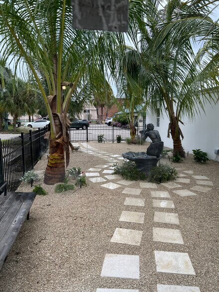 More Photos Of 511 10th St, Bradenton General Retail For Lease