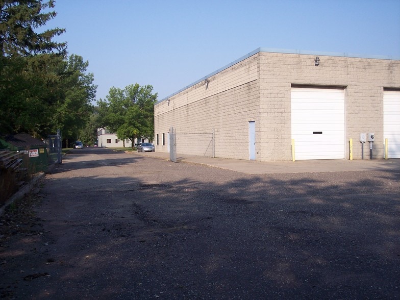 More Photos Of 9141-9159 NE Isanti St, Blaine Warehouse For Lease