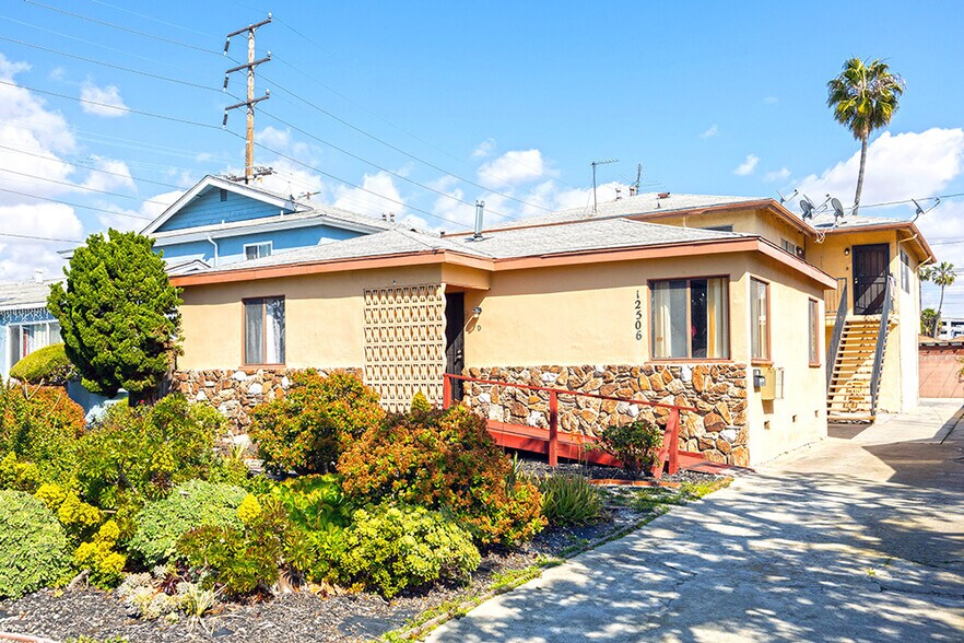 Primary Photo Of 12506 Kornblum Ave, Hawthorne Apartments For Sale