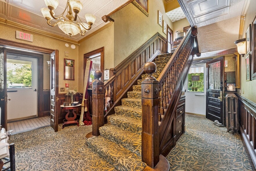 More Photos Of 41 Pleasant St, Woodstock Hospitality For Sale