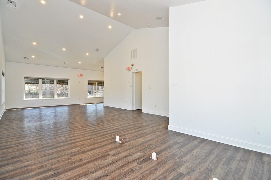 More Photos Of 6706-6716 Whittier Ave, McLean Medical For Sale