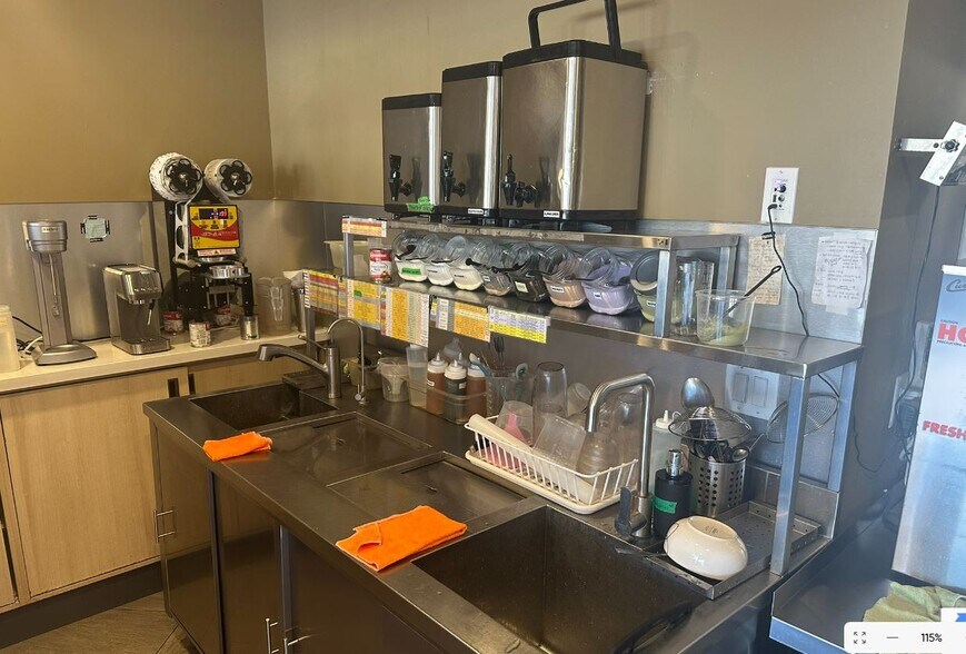 More Photos Of 3066A Hurontario St, Mississauga General Retail For Lease