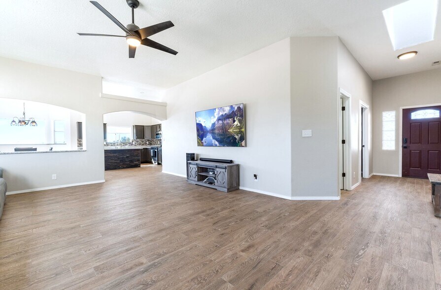 More Photos Of 200 Aldaba Cir NE, Rio Rancho Flex For Sale