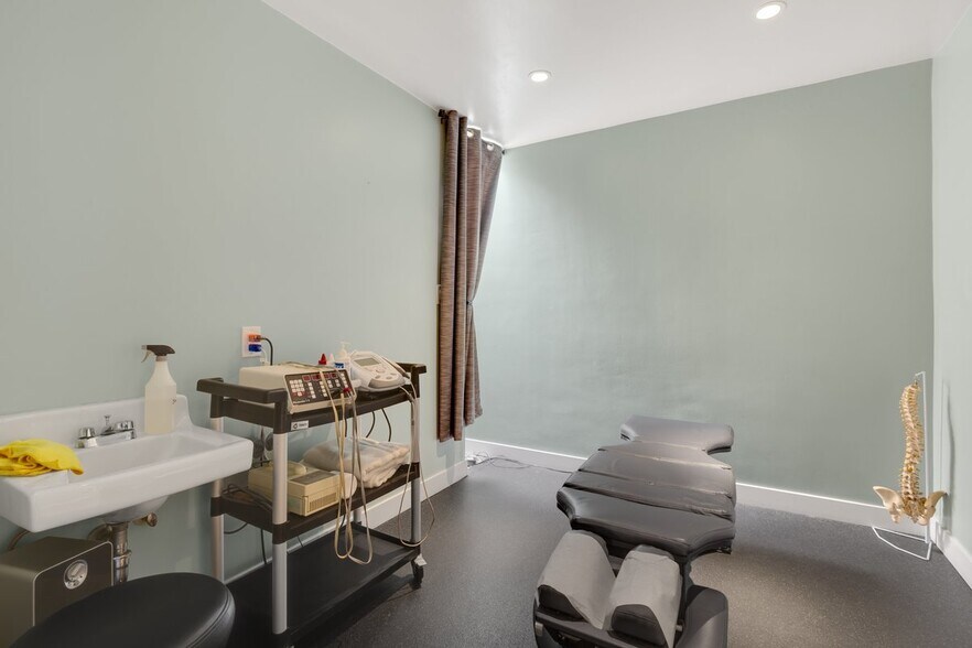 More Photos Of 10738 Riverside Dr, North Hollywood Medical For Lease