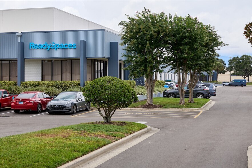 More Photos Of 1255 La Quinta Dr, Orlando Warehouse For Lease