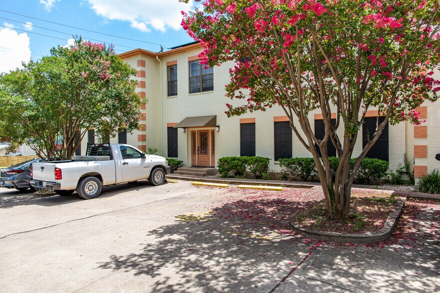 More Photos Of 1823 Fort View Rd, Austin Office For Sale