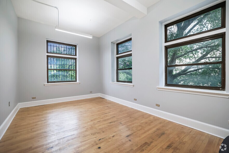 More Photos Of 424 E Grace St, Richmond Bank For Lease