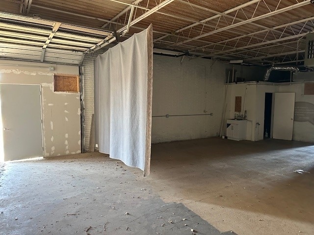 More Photos Of 702-710 E Walnut St, Garland Warehouse For Lease