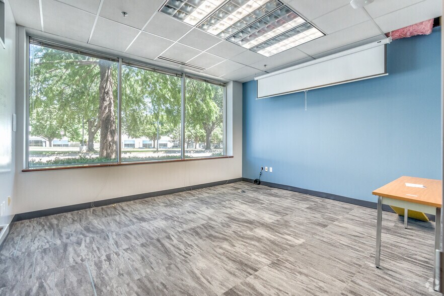 More Photos Of 1720 Lakepointe Dr, Lewisville Light Distribution For Lease