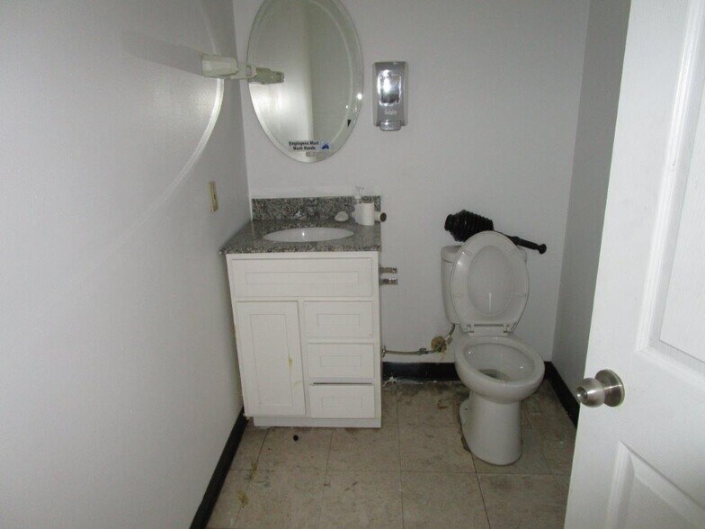 More Photos Of 2121 W Mary St, Garden City Industrial For Lease