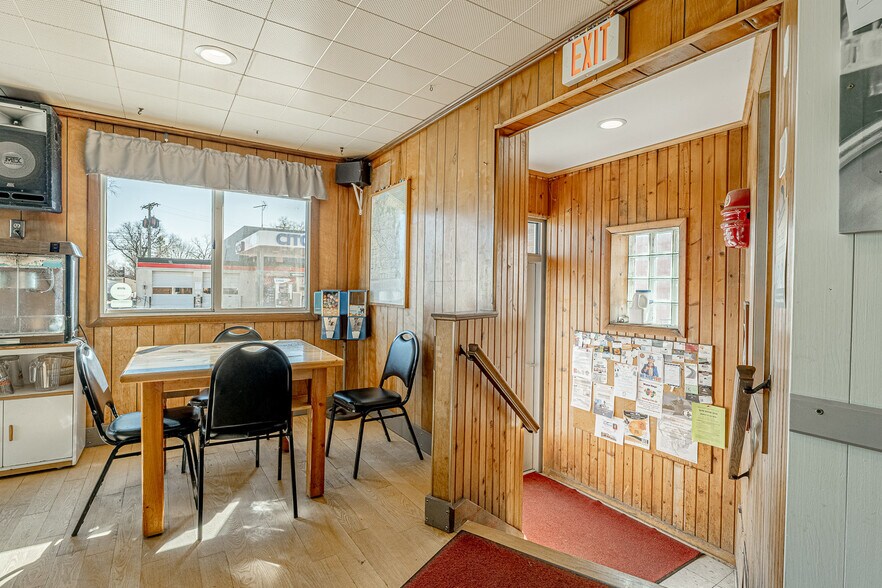 More Photos Of 127 W Main St, Belleville Restaurant For Sale