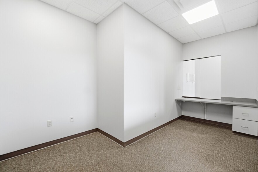 More Photos Of 375 N Eastown Rd, Lima Medical For Lease