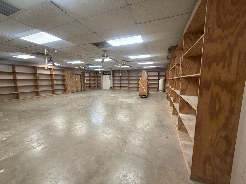 More Photos Of 115-119 Plaza W, Texarkana Warehouse For Lease