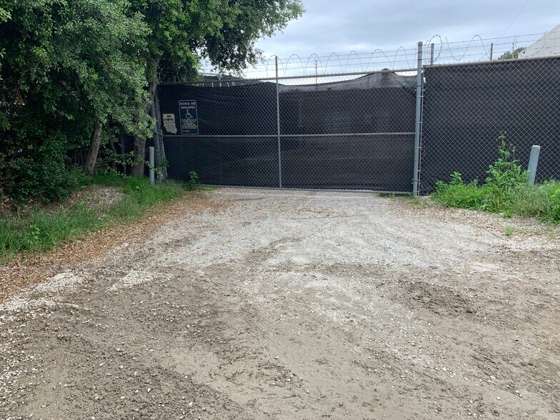 More Photos Of 11606 W Higgins St, North Hollywood Warehouse For Lease