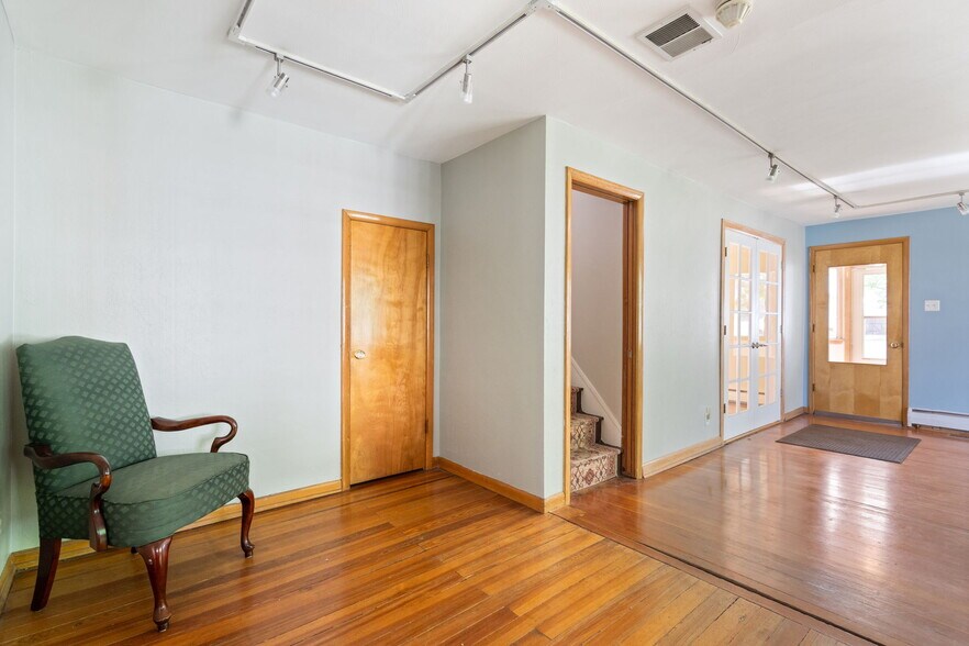 More Photos Of 609 Main St, Windsor Office For Sale