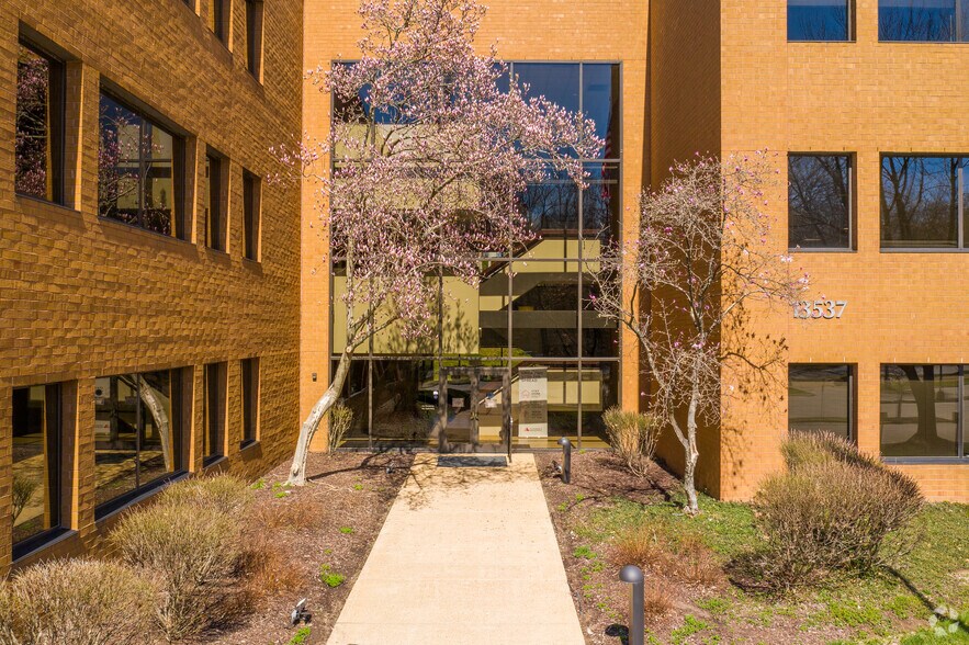 More Photos Of 13545 Barrett Parkway Dr, Ballwin Office For Lease