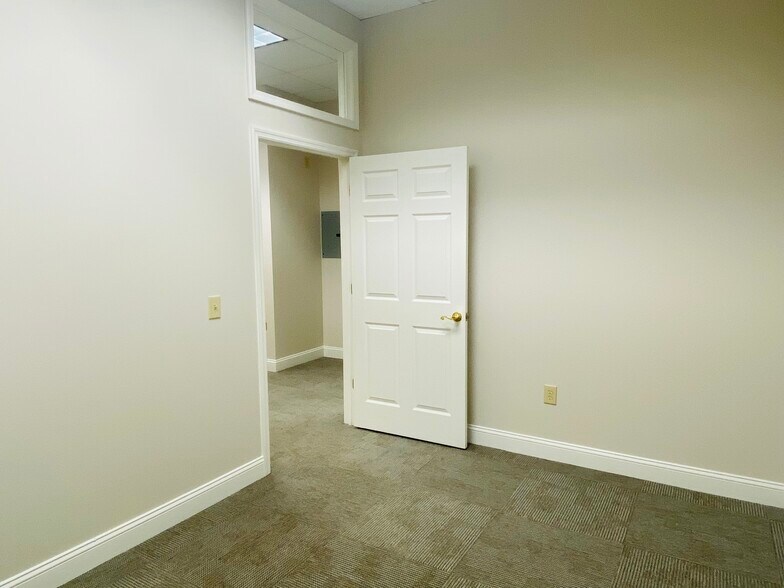 More Photos Of 12276 San Jose Blvd, Jacksonville Coworking Space
