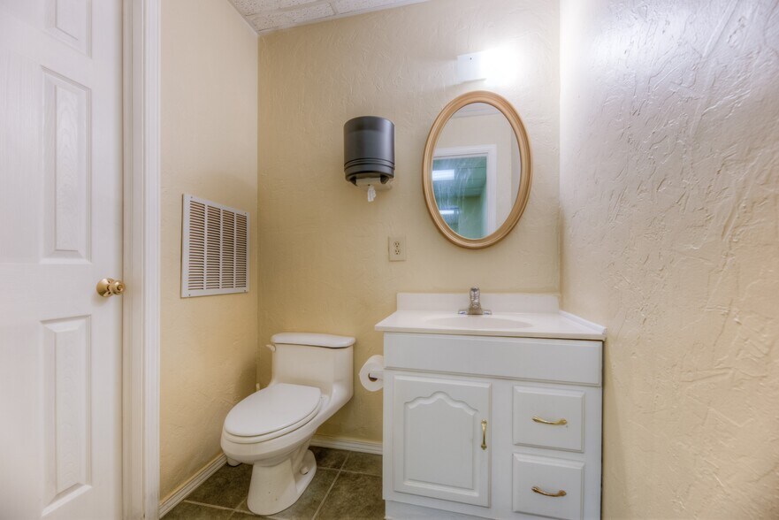 More Photos Of 1109 E Memphis St, Broken Arrow Religious Facility For Lease