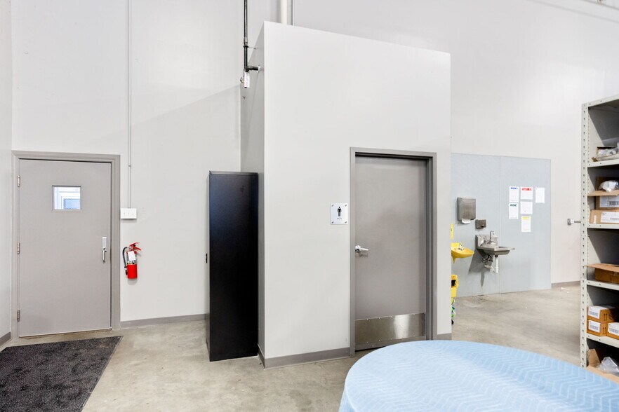 More Photos Of 3312 Gilmore Industrial Blvd, Louisville Warehouse For Lease