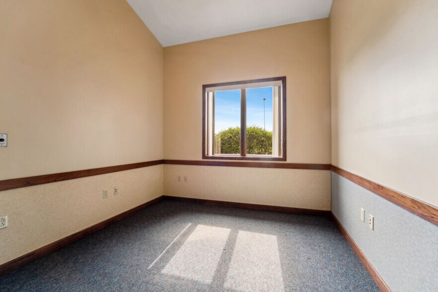 More Photos Of 790 Eastgate Dr, Ripon Medical For Sale