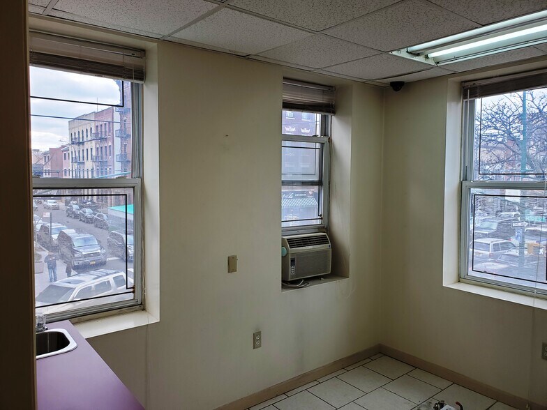 More Photos Of 621 E 187th St, Bronx Storefront Retail Office For Lease