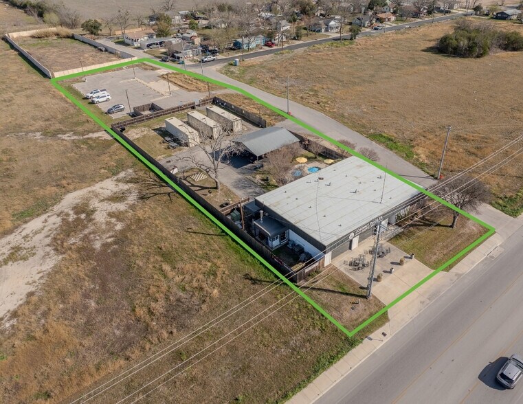 More Photos Of 1711 N Austin St, Seguin Showroom For Sale