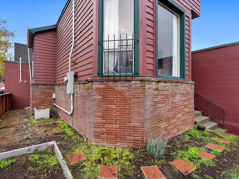 More Photos Of 1305 SE Belmont St, Portland Office For Sale