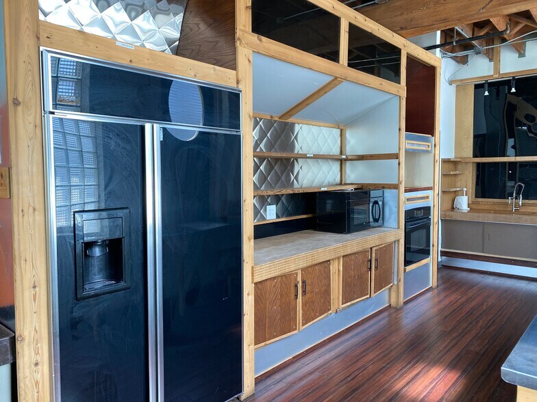 More Photos Of 1535 N Dayton St, Chicago Loft Creative Space For Lease