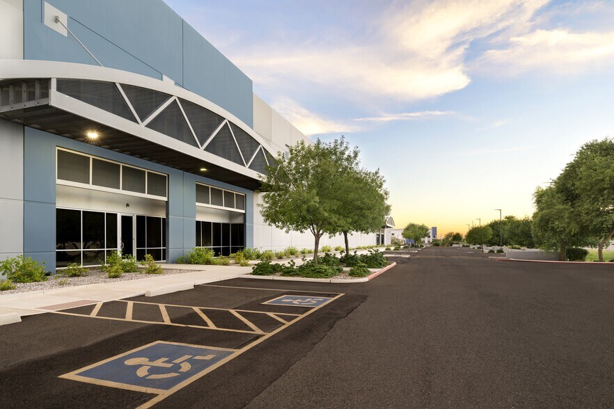 More Photos Of 8585 W Buckeye Rd, Phoenix Distribution For Lease