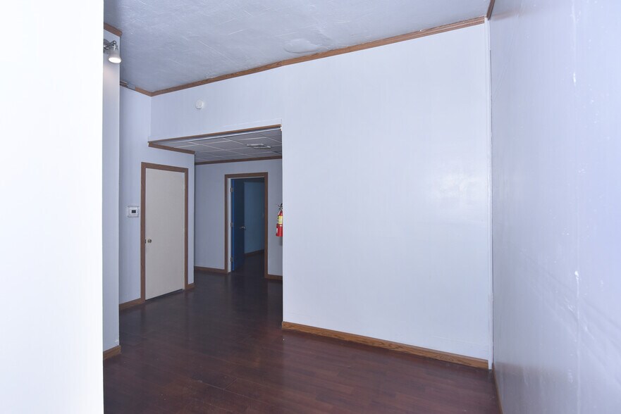 More Photos Of 7120-7122 Topanga Canyon Blvd, Canoga Park Office For Sale