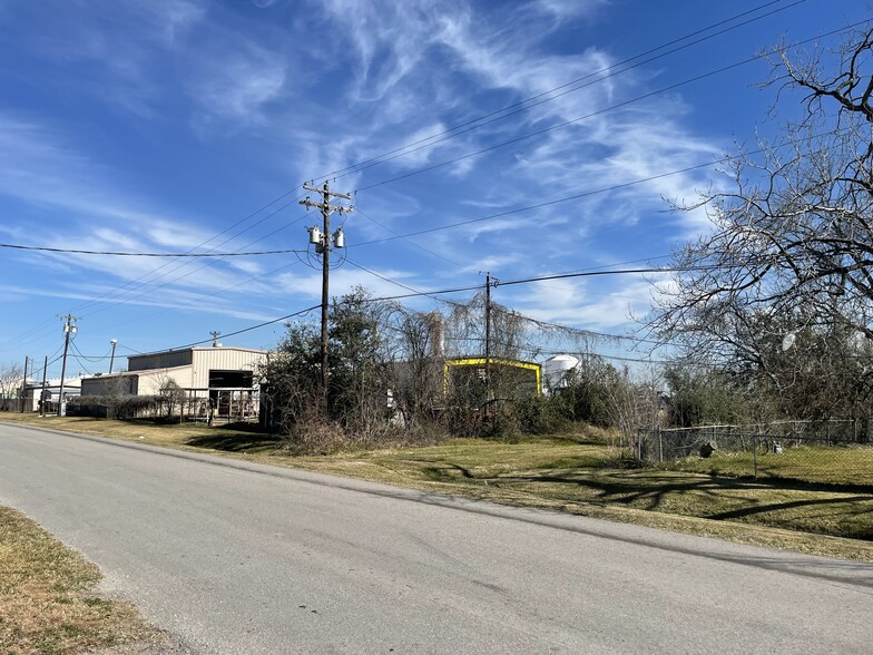 Primary Photo Of 1600 3rd Ave, La Marque Industrial For Sale