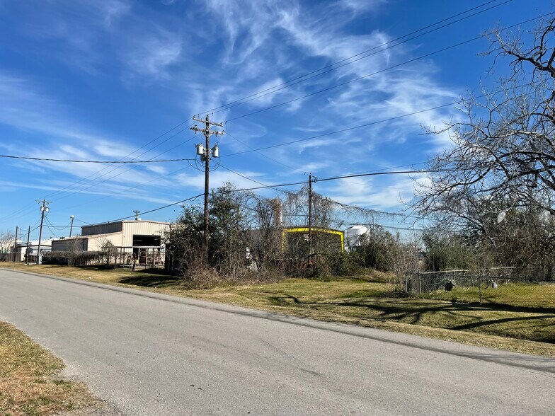 More Photos Of 1600 3rd Ave, La Marque Service For Lease