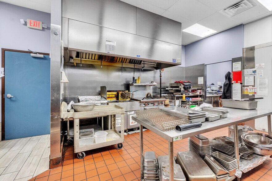 More Photos Of 7641 Hacks Cross Rd, Olive Branch Service Station For Sale