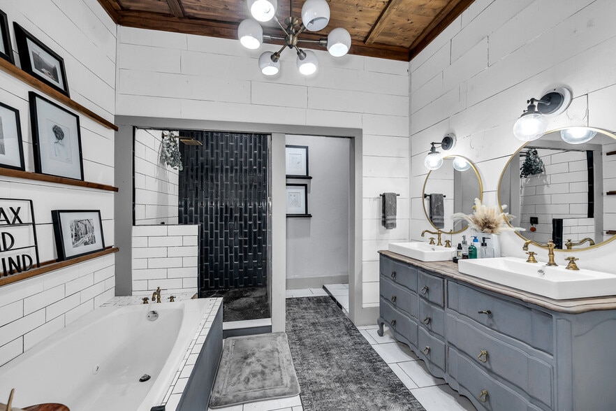 More Photos Of 110 S 2nd St, Ozark Flex For Sale