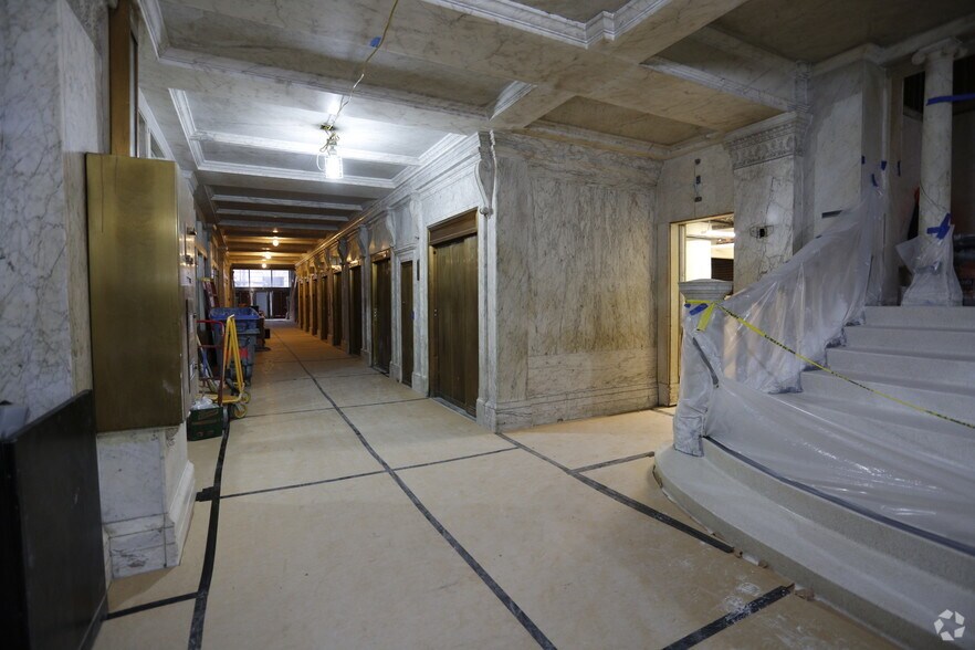 More Photos Of 122 W Monroe St, Chicago Hotel For Lease
