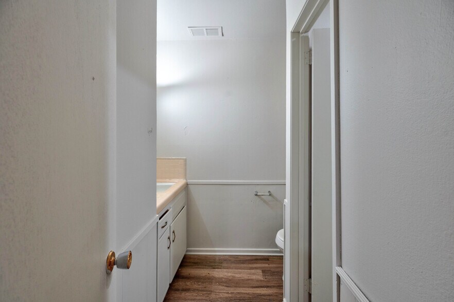 More Photos Of 2500 W 26th St, Plainview Apartments For Sale