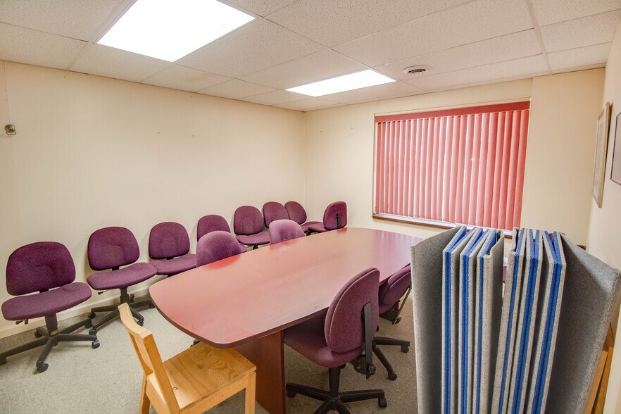 More Photos Of 319-321 Ridge St, Alton Showroom For Sale