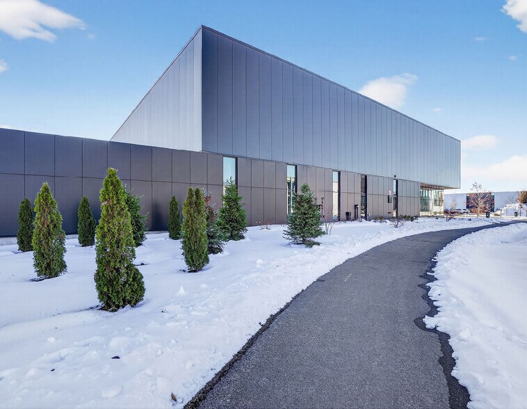 More Photos Of 401 Rue Louis-Blériot, Mascouche Light Distribution For Sale