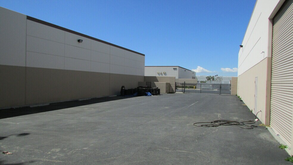 More Photos Of 1562 N Gemini Pl, Anaheim Warehouse For Lease